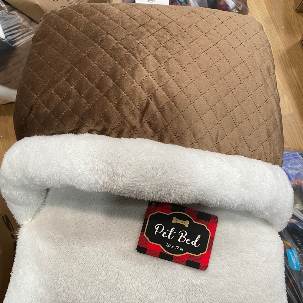 Woof very super soft pet bed.  Perfect for small dog or cat